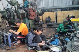 Kinh doanh - Tốt nghiệp đại học, về làng làm giàu: Mỗi ngày cho ra lò cả nghìn sản phẩm dao truyền thống