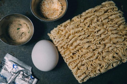 Đàn ông - Ghi điểm trong bếp khi chàng tự nấu mì thành món ăn hấp dẫn