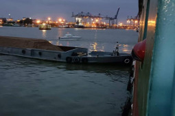 Tin tức trong ngày - Sà lan đâm thủng phà Cát Lái, hàng chục hành khách gào thét