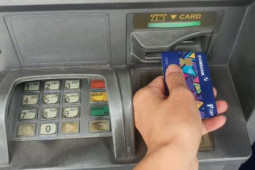 Kinh doanh - Người dân rút tiền mặt qua máy ATM giảm rất mạnh