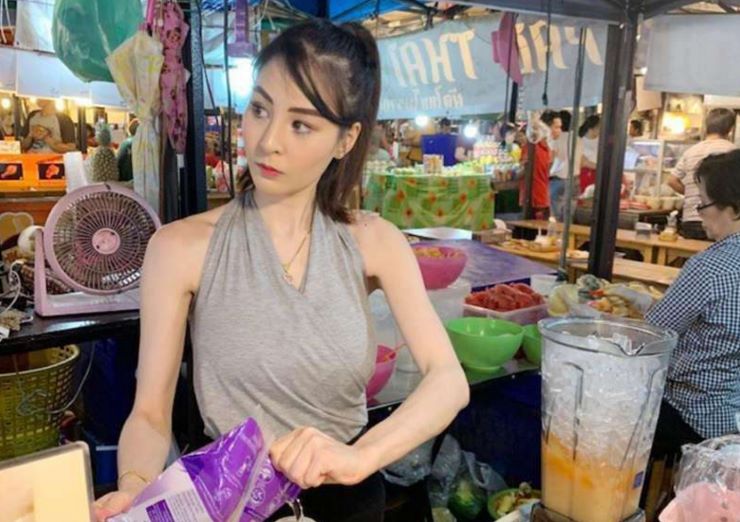 Cô có những lựa chọn trang phục đơn giản nhưng vẫn nổi bật.
