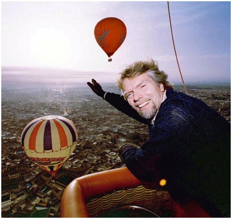 Năm 1986, ông Richard Branson lập kỷ lục thế giới khi là người đầu tiên bay khinh khí cầu qua Đại Tây Dương với tốc độ nhanh nhất từ trước đến nay. Người đàn ông này luôn thích thú với những trò phiêu lưu mạo hiểm.
