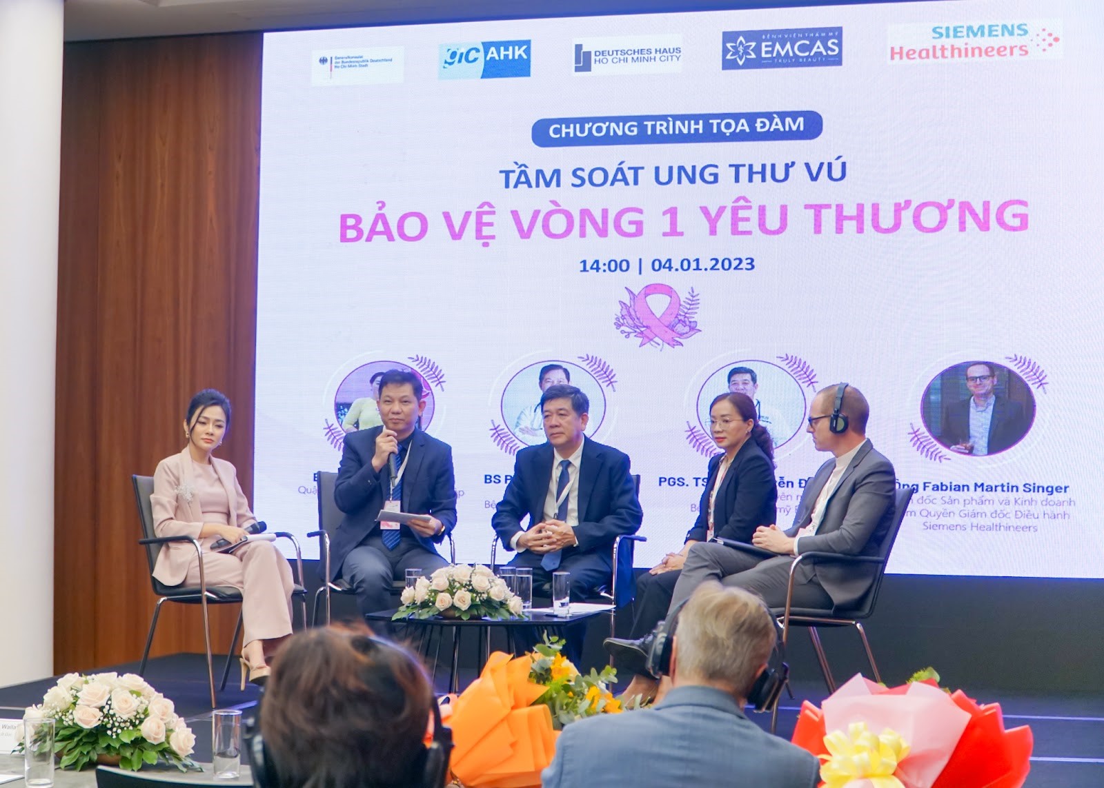 Từ trái sang: MC dẫn dắt chương trình, bác sĩ Phạm Xuân Khiêm, PGS.TS.BS Nguyễn Đình Tùng - Giám đốc chuyên môn Bệnh viện EMCAS, Bà Hoàng Thị Thu Liên - Chủ tịch Hội LHPN Quận 1 và ông Fabian Martin Singer - Giám đốc điều hành Siemens Healthineers Vietnam.