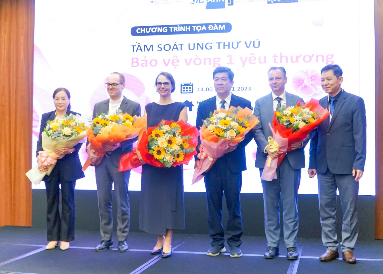 Bác sĩ Phạm Xuân Khiêm (phải) tặng hoa cảm ơn bà Hoàng Thị Thu Liên, ông Fabian Martin Singer, Tiến sĩ Josefine Wallat, PGS.TS.BS Nguyễn Đình Tùng và ông Marko Walde.