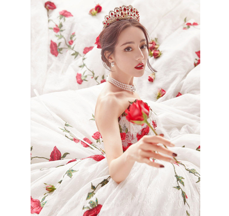 Dù cách xa Thổ Nhĩ Kỳ hàng ngàn kilomet nhưng người Duy Ngô Nhĩ và người Thổ Nhĩ Kỳ có ngôn ngữ và văn hóa gần gũi do đều là nhóm sắc tộc gốc Thổ.
