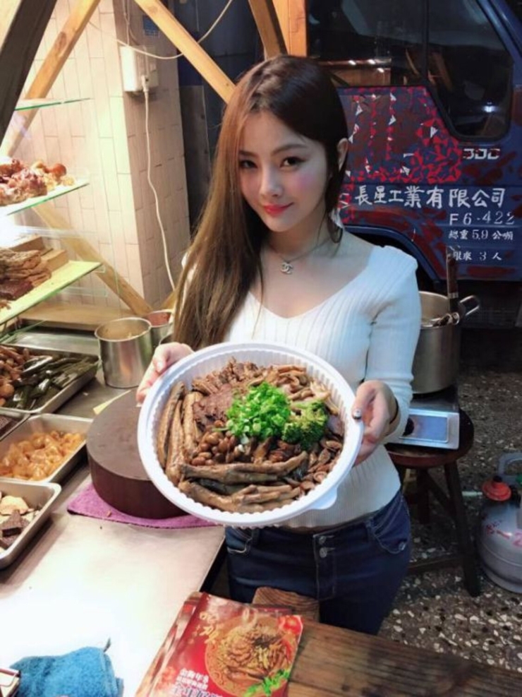 Có người nói cô là bà chủ, có người khẳng định cô là người mẫu được thuê bán hàng để thu hút khách tới tiệm.
