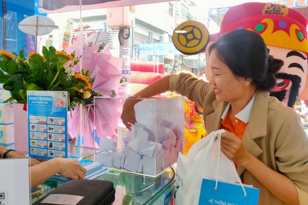 Khách hàng hào hứng tham gia chương trình bốc thăm trúng thưởng tại Nhà thuốc Pharmart.vn.