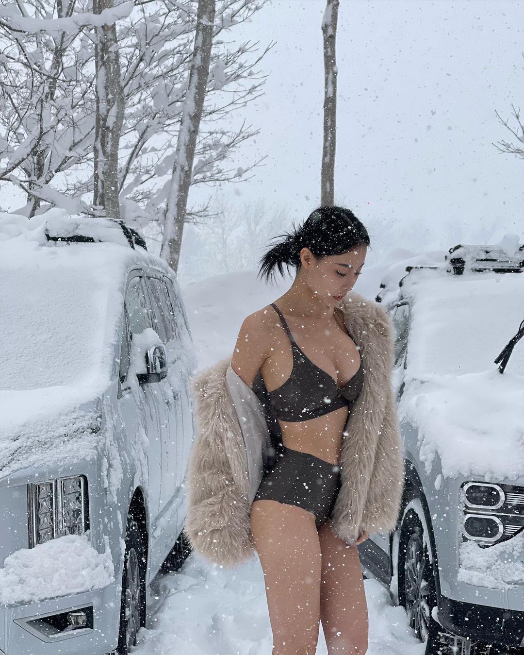 Hot girl thế giới đua nhau chơi trội, gây sốc khi mặc bikini nhỏ xíu nghịch tuyết - 1