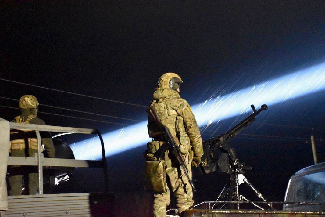 Binh sĩ Ukraine săn tìm UAV Nga trong đêm bằng súng máy hạng nặng và đèn công suất lớn.
