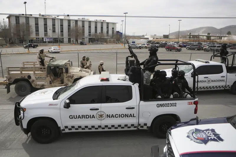 Lực lượng an ninh bao vây bên ngoài nhà tù số 3 ở thành phố Ciudad Juarez, Mexico, ngày 1/1. Ảnh: AP