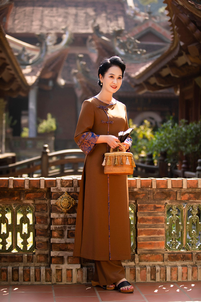 Nhà thiết kế Hà Bùi mới đưa ra các mẫu pháp phục&nbsp;Bạch Liên vào cuối năm 2022. Đây là "đứa con tinh thần" mà chị ấp ủ đã lâu, ra đời dựa trên tâm huyết và niềm tin của chị đối với Phật pháp.