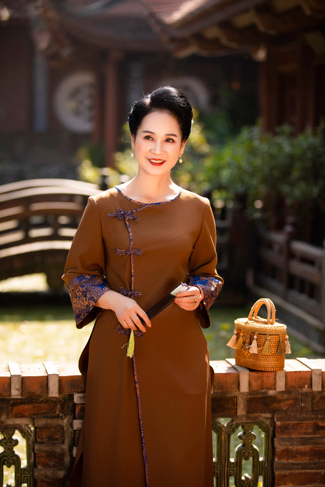 Vào&nbsp;năm 2018 chị bén duyên với cửa Phật nên càng có niềm tin, và điều này thôi thúc chị đầu tư tâm sức cho thiết kế pháp phục.