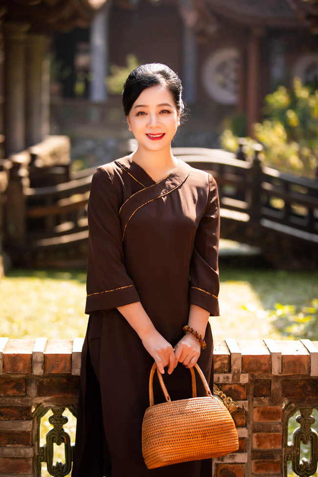 Sử dụng chất liệu lụa và nhung cao cấp, mỗi sản phẩm đều được cắt may kỹ lưỡng, chăm chút từng đường kim mũi chỉ. Các hoạ tiết thêu cũng được thực hiện thủ công, cho thấy sự đầu tư chỉn chu