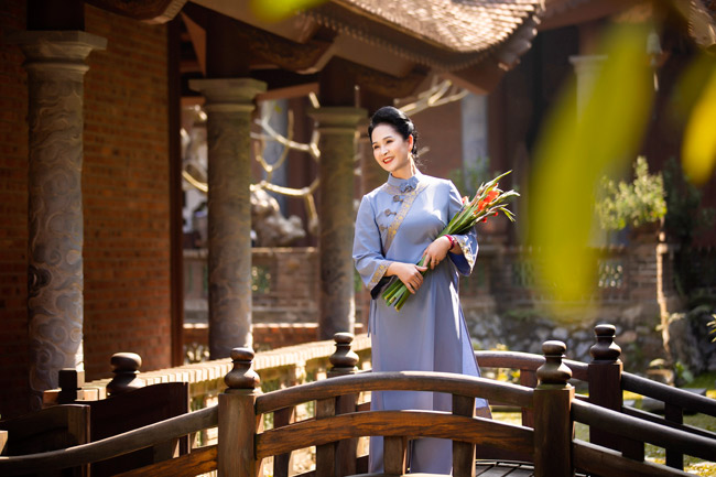 Màu sấc và thiết kế trang nhã phù hợp với việc thăm thú cảnh chủa, đi lễ...