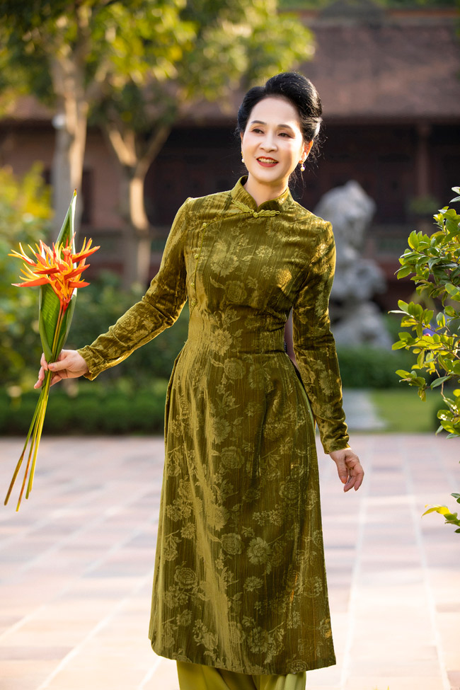 Nghệ sĩ Lan Hương tươi tắn trong tà áo dài duyên dáng.