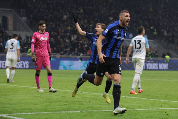 Dzeko tận dụng một trong rất nhiều cơ hội ghi bàn của Inter