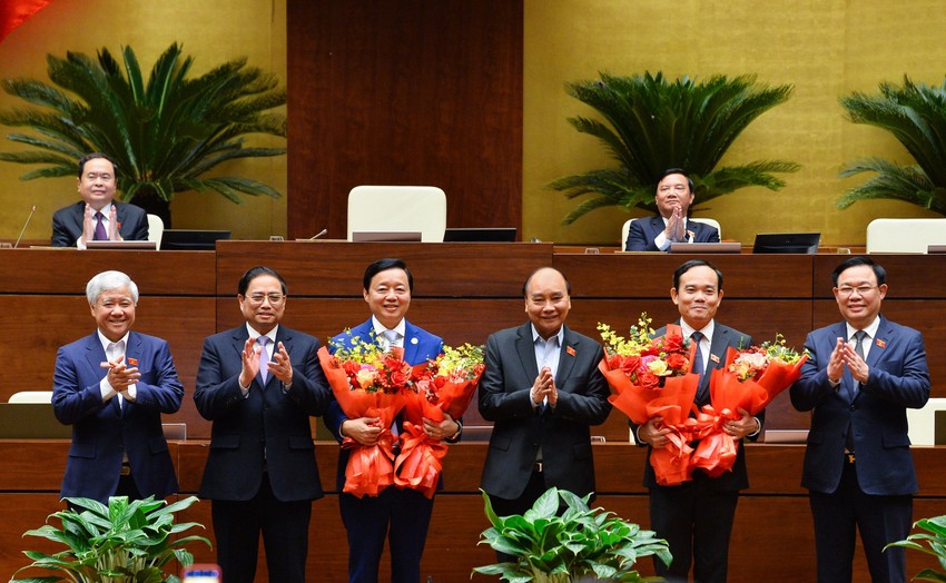 Lãnh đạo Đảng, Nhà nước tặng hoa chúc mừng hai tân Phó Thủ tướng Trần Hồng Hà (thứ 2 từ trái qua) và Trần Lưu Quang (thứ 2 từ phải qua) vào chiều 5-1