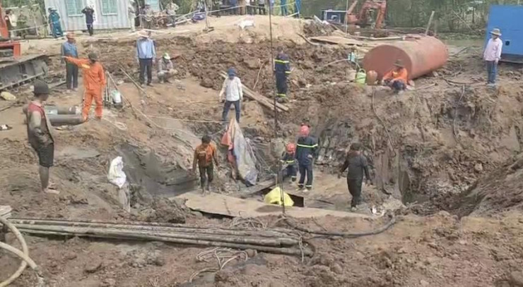 Lực lượng cứu hộ bé trai bị rơi xuống trụ bê tông công trình cầu Rọc Sen, huyện Thanh Bình, tỉnh Đồng Tháp