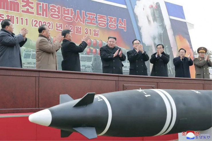 Ông Kim Jong-un cùng các quan chức Triều Tiên tham dự một buổi lễ bàn giao hệ thống pháo phản lực phóng loạt (MLRS) hôm 31-12-2022. Ảnh: KCNA
