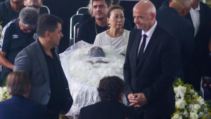 Tang lễ của Pele được cử hành tại sân vận động Santos ở quê hương ông