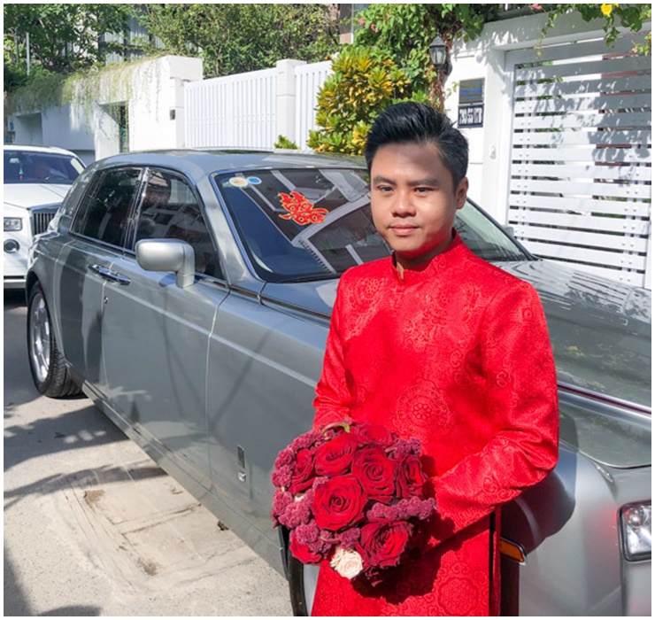 Thiếu gia Phan Thành từng gây xôn xao dư luận khi rước dâu bằng dàn siêu xế Rolls-Royce, Maybach, Mercedes-AMG G63 Edition One… Riêng chú rể Phan Thành sử dụng siêu xe Rolls-Royce Wraith có giá khoảng 34 tỷ đồng.
