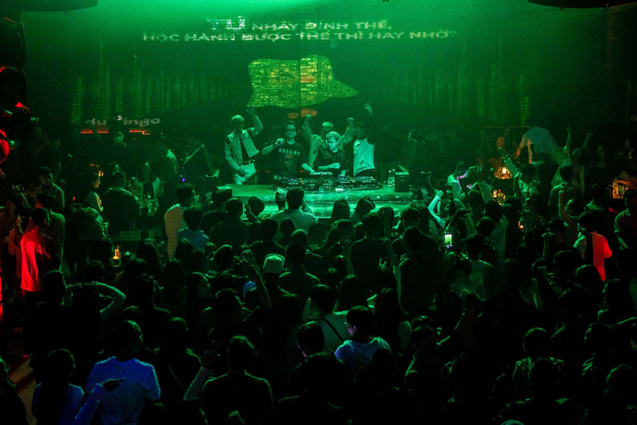 Sự xuất hiện của “Cú Xanh” Duolingo tại quán bar khiến các bạn trẻ vô cùng thích thú