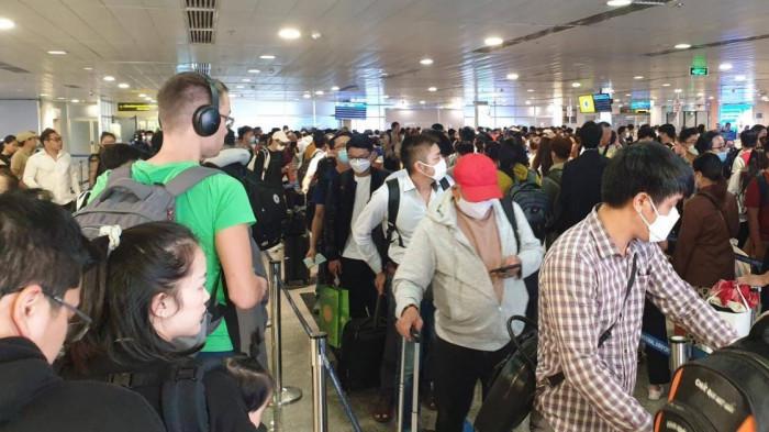 Do tết Nguyên đán đến sớm hơn các năm trước, cao điểm tại sân bay Tân Sơn Nhất cũng kéo dài hơn và dự báo phục vụ 3,8 triệu lượt hành khách cả quốc nội và quốc tế