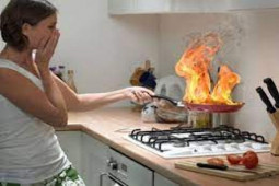 Xuống bếp khi lần đầu ra mắt, cô gái đốt luôn cả căn bếp của mẹ chồng tương lai