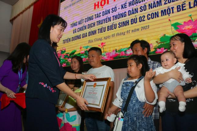 Phó Chủ tịch UBND tỉnh Hậu Giang Hồ Thu Ánh trao bằng khen cho các gia đình.