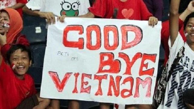 Người hâm mộ Indonesia khiêu khích U23 Việt Nam ở SEA Games 2011.
