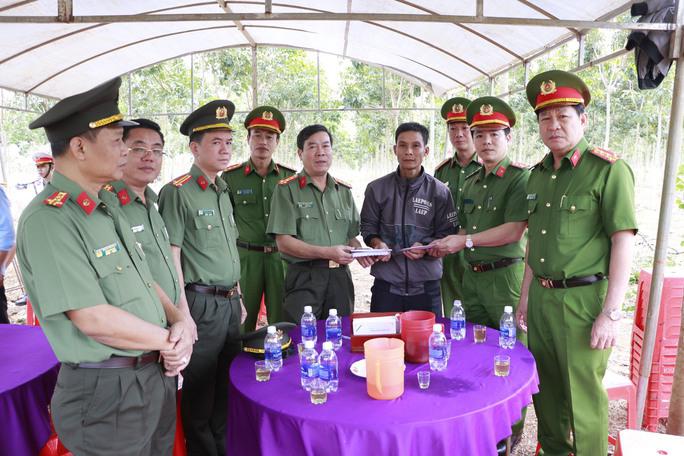 Đại tá Bùi Xuân Thắng, Giám đốc Công an Bình Phước thăm hỏi, động viên và trao tiền hỗ trợ cho gia đình chiến sĩ gặp nạn