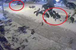 Clip: 2 xe máy tông nhau như tên lửa đụng độ, 2 người nằm bất động