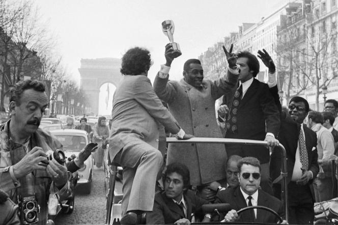 Pele nâng cao chiếc cup vô địch thế giới trên đại lộ Champs - Elysées, Paris vào ngày 30/3/1971