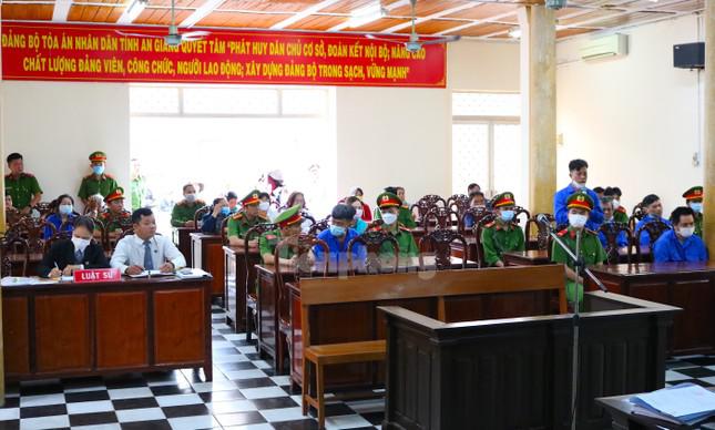 Các bị cáo trong phiên tranh luận ngày 6/1 - Ảnh: Kim Hà.