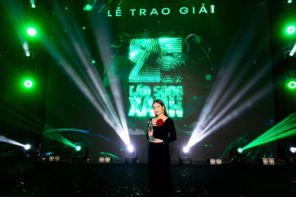 Hoàng Thùy Linh trong giải Làn sóng xanh 2022.