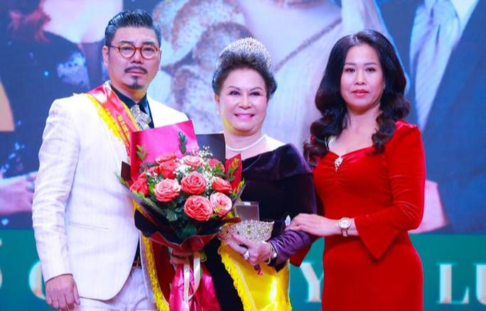 Bà Tống Thu Ngân (giữa) được vinh danh là "nhà thơ thế giới" tại sự kiện được công ty Hằng Holy Group tổ chức không phép tại Quảng Ninh