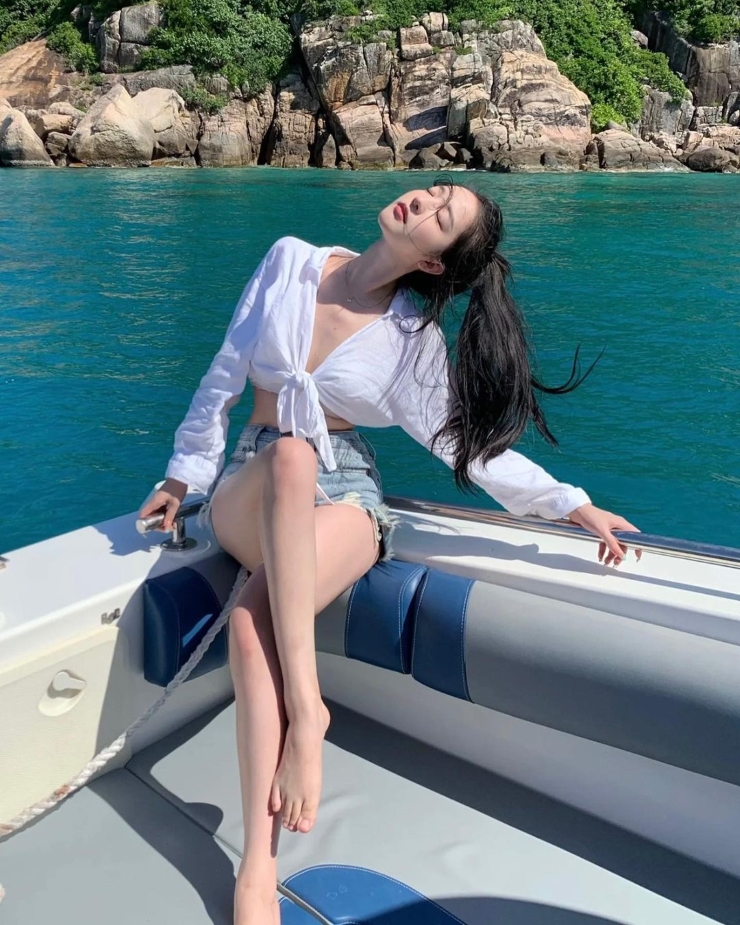Cũng vì vậy, người ta dễ mặc định áo sơ mi thường cứng nhắc.

