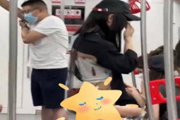 Bạn trẻ - Cuộc sống - Cô gái mặc phản cảm trên tàu điện khiến dân mạng ngao ngán