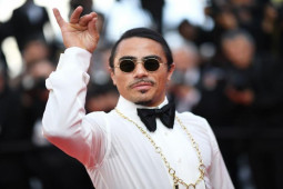 Đàn ông - "Thánh rắc muối" gây sốc khi tháo bỏ lớp kính đen luôn đeo, để lộ đôi mắt bên trong