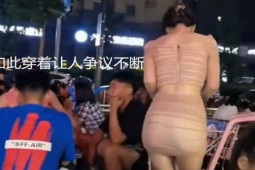 Thời trang - Khách "sốc nhẹ" vì nữ nhân viên quán nướng mặc váy Quỳnh búp bê chạy bàn