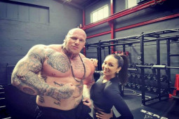 Thể thao - Cặp đôi cộc lệch của năm: "Người đáng sợ nhất hành tinh" 2m03 và bạn gái