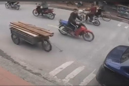 Xe máy - Xe đạp - Clip: "Dở khóc dở cười" với pha va chạm của xe máy kéo xe bò