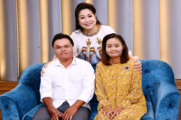 Đời sống Showbiz - NSND Hồng Vân xúc động, nắm chặt tay người phụ nữ bị chồng tưới xăng thiêu, bỏng 92%