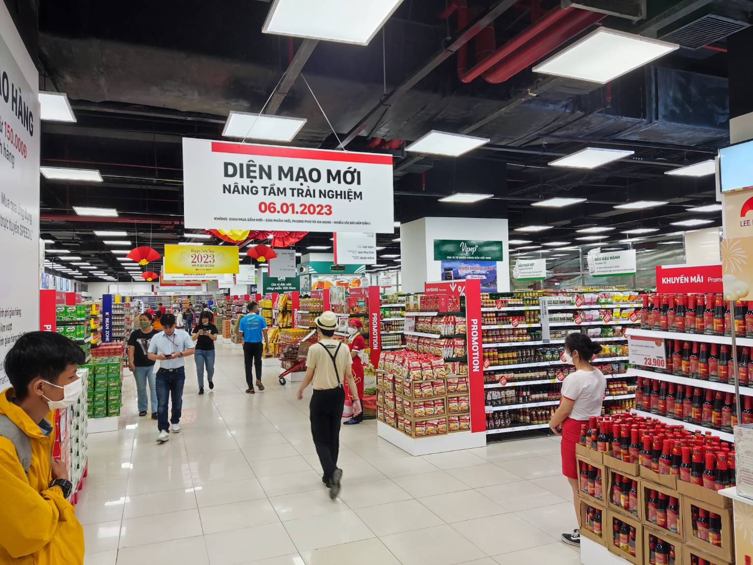 Không gian mua sắm mới mẻ, nâng tầm trải nghiệm khách hàng.