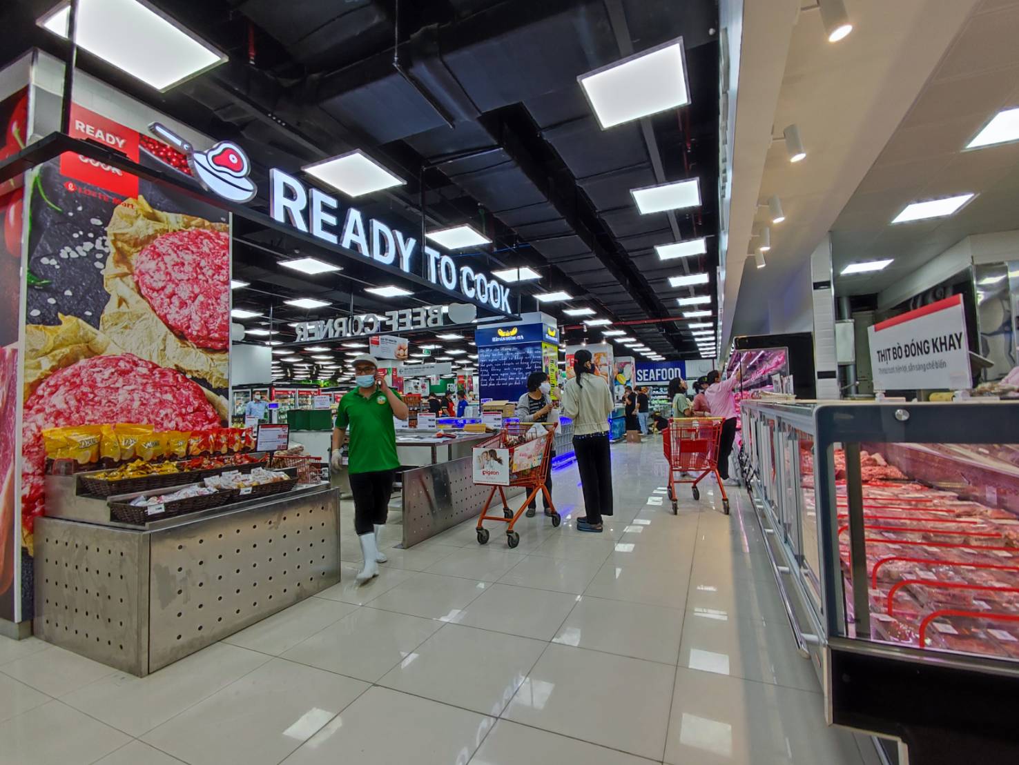 Quầy hàng thực phẩm tươi sống tại LOTTE Mart Phú Thọ.