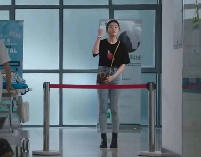Lưu Diệc Phi để lộ vóc dáng kém thon thả trong phim mới.