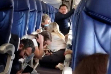 Hành khách máy bay náo loạn khi Mexico điều động quân sự bắt trùm ma túy
