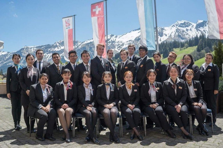 Bạn Hà Mi, (ngồi ngoài cùng bên phải) chia sẻ rằng luôn inbox cho chị Bích mỗi khi cảm thấy stress hồi học ở HTMi Thụy Sỹ.