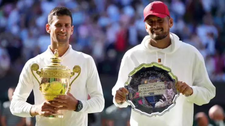 Djokovic (trái) sẽ thi đấu với Kyrgios (phải) một trận trước thềm tham dự Australian Open 2023