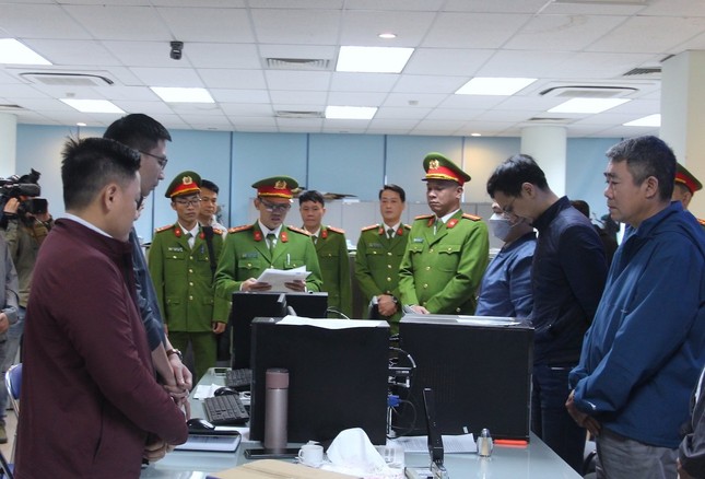 Cơ quan Công an công bố quyết định khám xét tại Phòng Kiểm định xe cơ giới, Cục Đăng kiểm Việt Nam. Ảnh: CTV